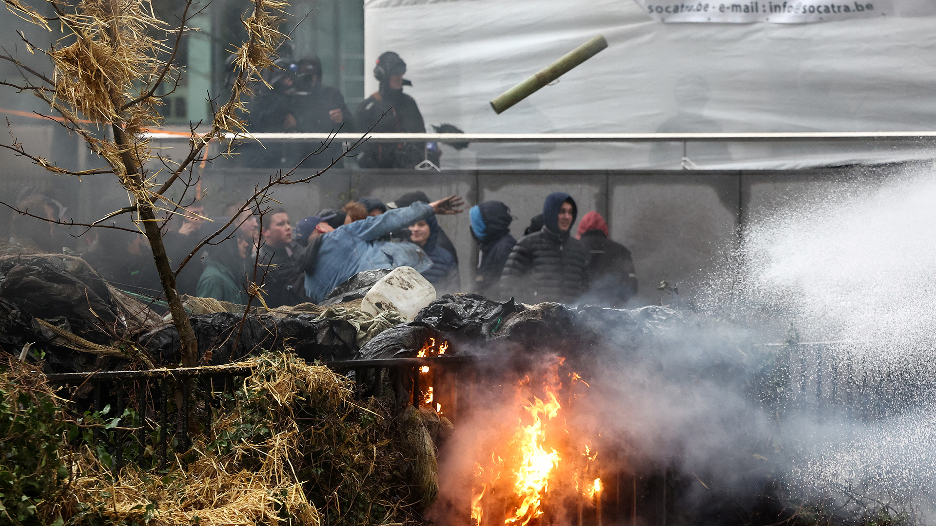 Οργή αγροτών: Πεδίο μάχης οι δρόμοι των Βρυξελλών-1