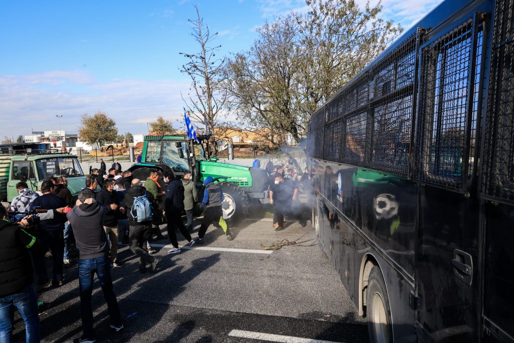 Κινητοποιήσεις αγροτών: Κλειστή η Εθνική Οδός Αθηνών-Θεσσαλονίκης στη Νίκαια Λάρισας – Ένταση, χημικά και τραυματισμοί
