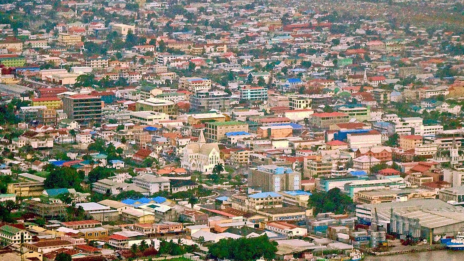 Άποψη από την Τζορτζτάουν, την πρωτεύουσα της Γουιάνας.