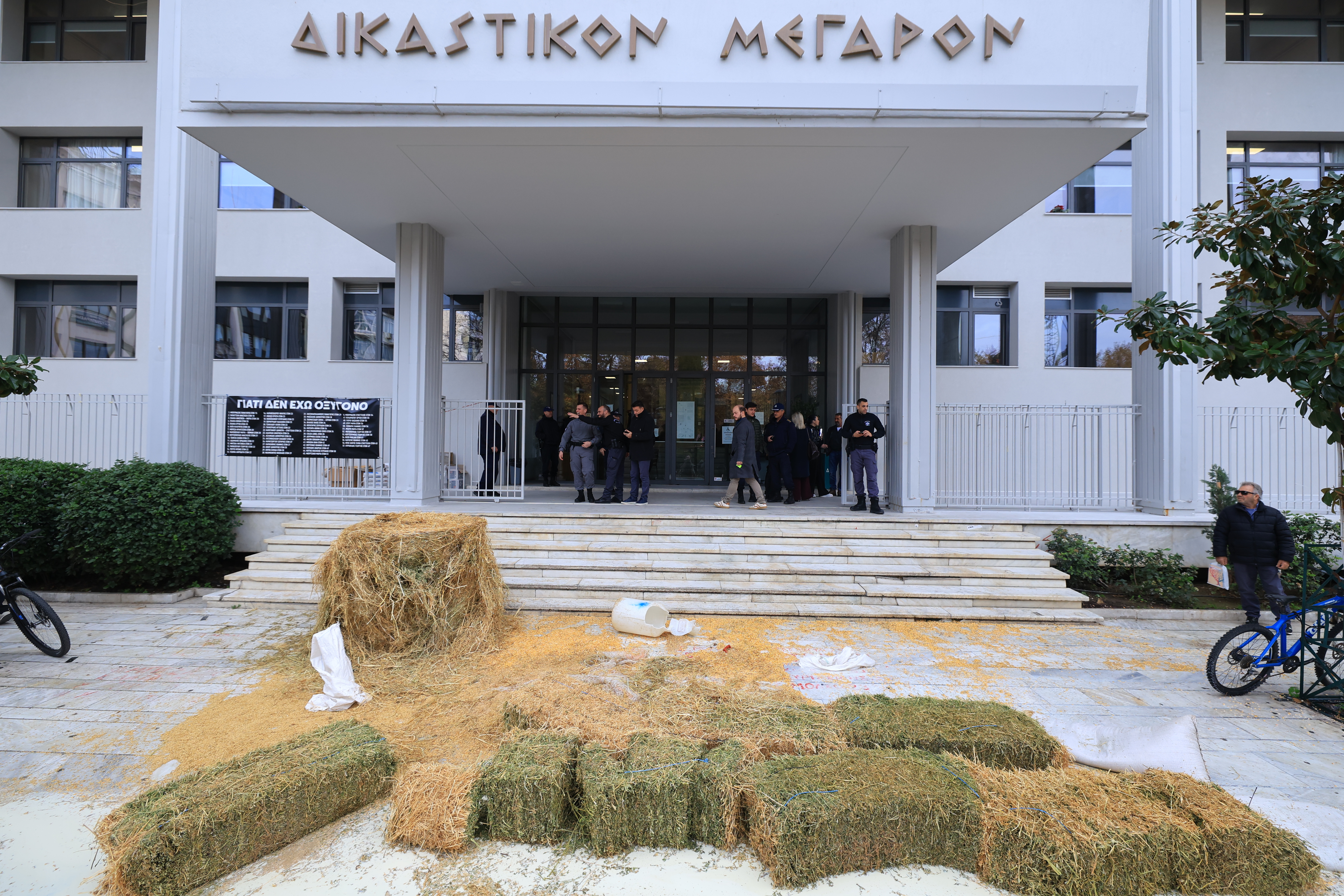 Λάρισα: Κτηνοτρόφοι πέταξαν γάλα και άχυρα μπροστά στο δικαστήριο – Βίντεο, φωτογραφίες-3