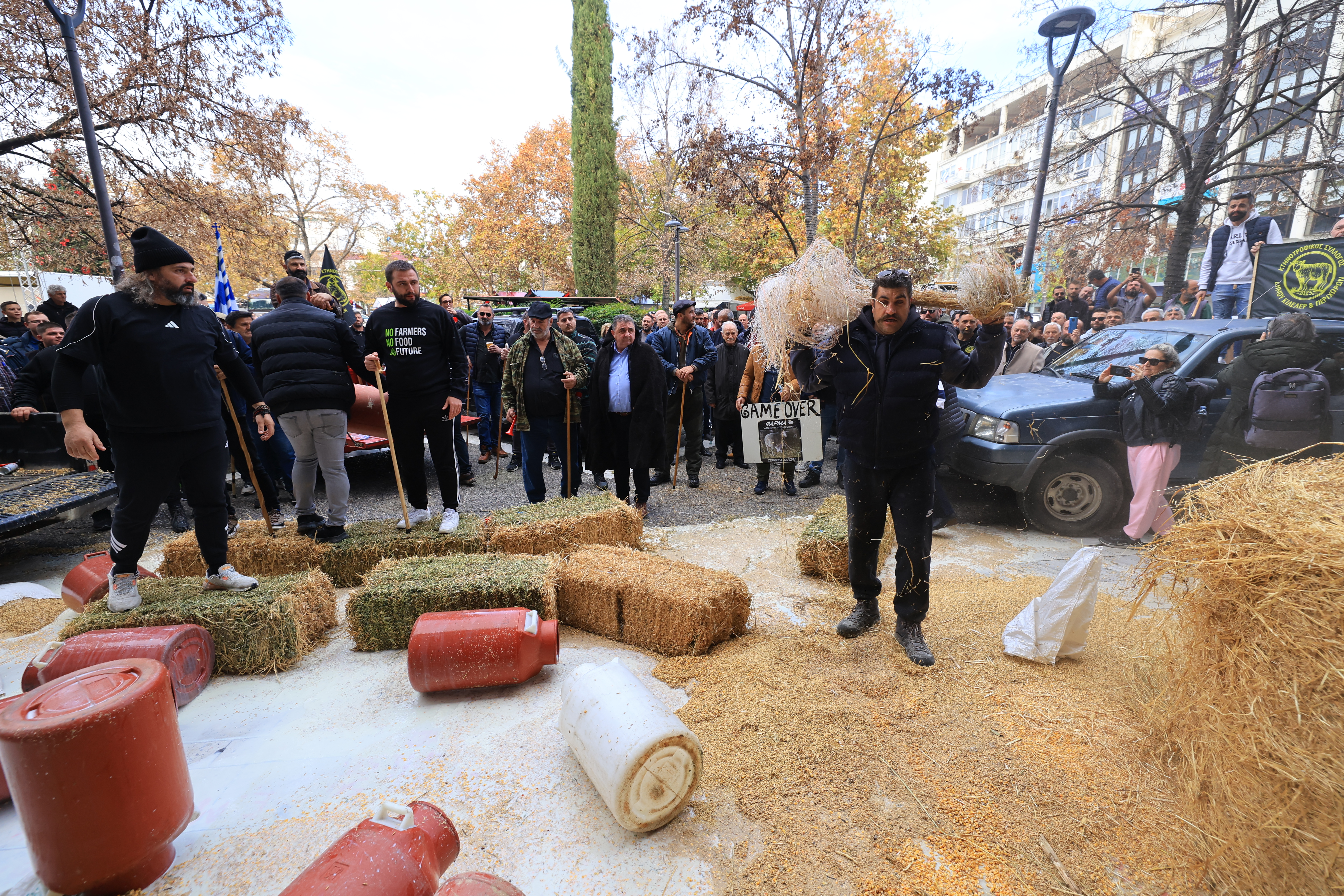 Λάρισα: Κτηνοτρόφοι πέταξαν γάλα και άχυρα μπροστά στο δικαστήριο – Βίντεο, φωτογραφίες-2