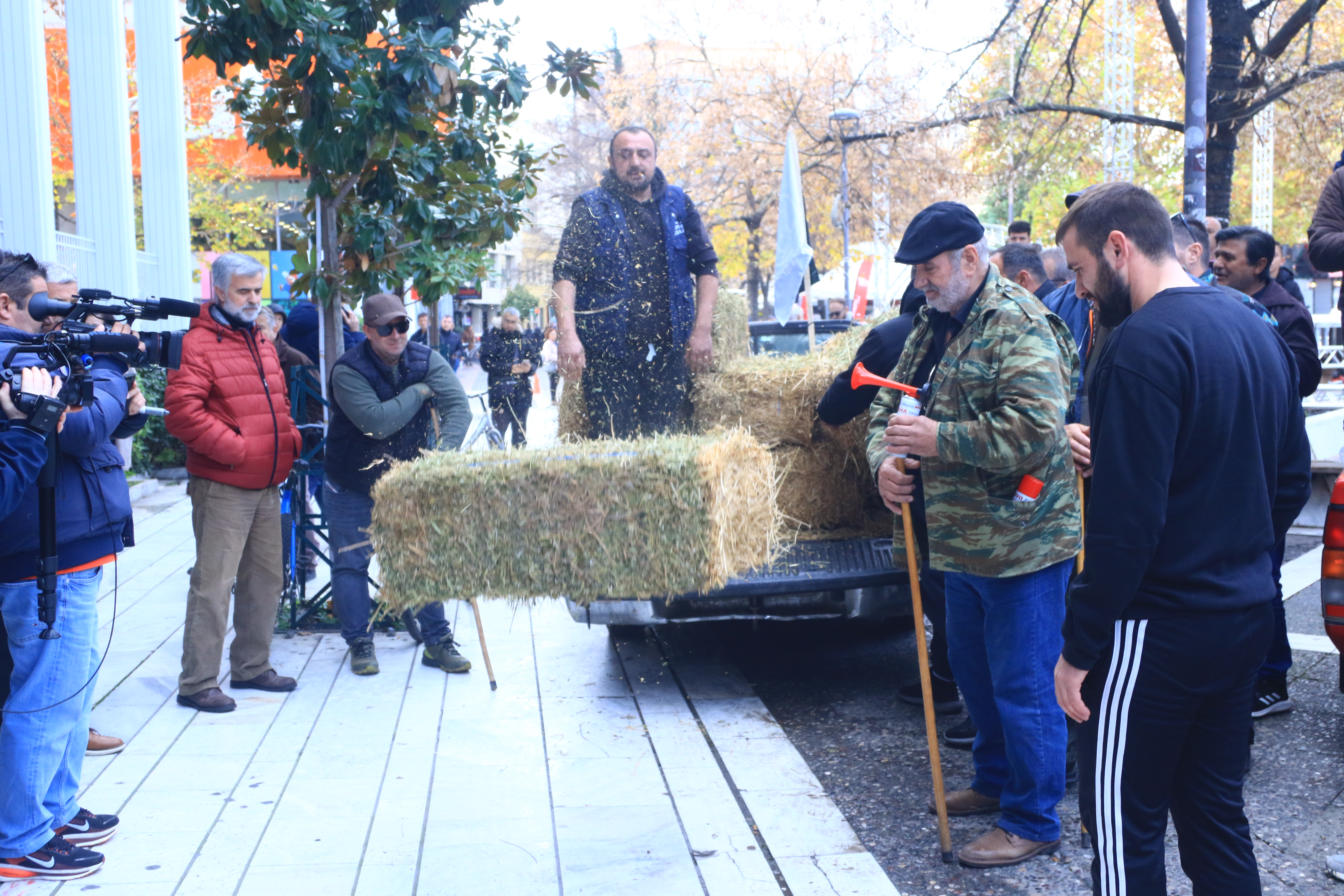 Λάρισα: Κτηνοτρόφοι πέταξαν γάλα και άχυρα μπροστά στο δικαστήριο – Βίντεο, φωτογραφίες-1
