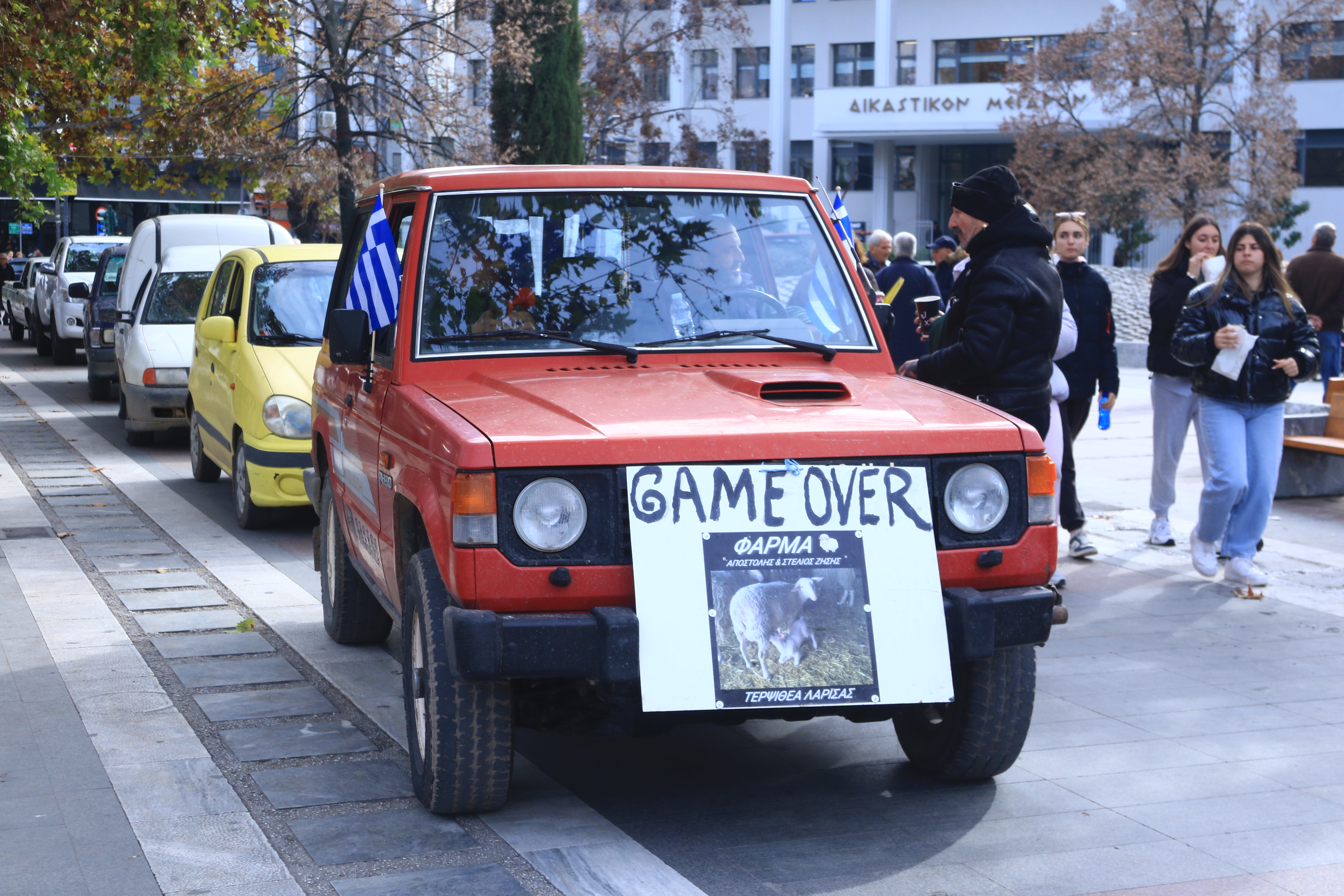 Λάρισα: Κτηνοτρόφοι πέταξαν γάλα και άχυρα μπροστά στο δικαστήριο – Βίντεο, φωτογραφίες-4