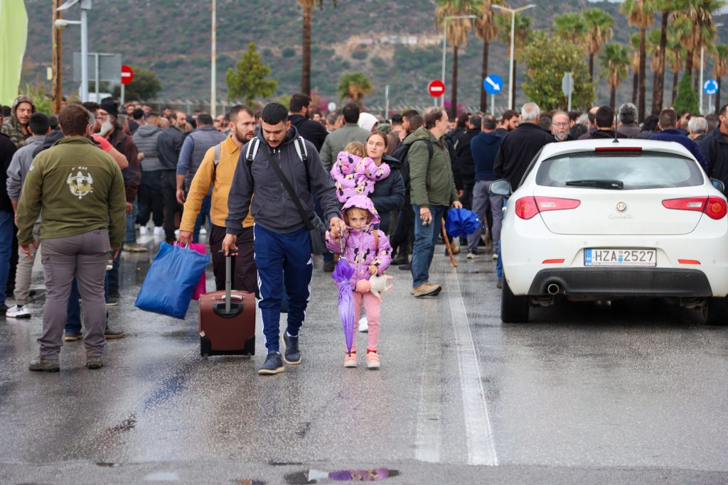 Οι αγρότες πολιορκούν τα αεροδρόμια Ηρακλείου και Χανίων – Σοβαρά επεισόδια με συγκρούσεις, πετροπόλεμο και χημικά