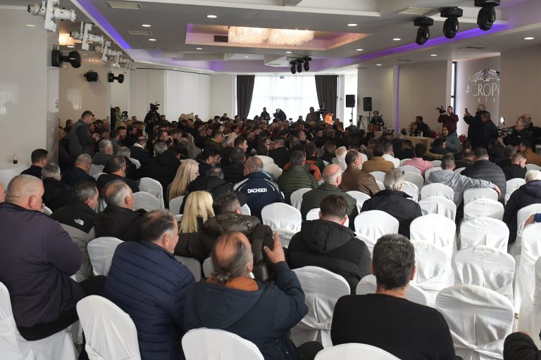 Σε εξέλιξη η κρίσιμη συνεδρίαση των αγροτών για το μέλλον των μπλόκων