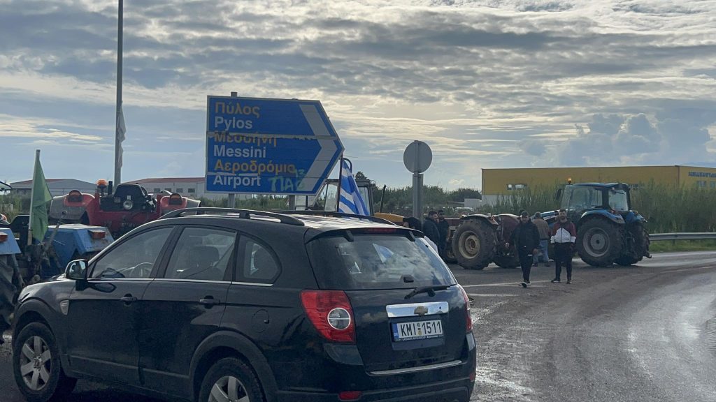 Οι αγρότες πολιορκούν τα αεροδρόμια Ηρακλείου και Χανίων – Σοβαρά επεισόδια με συγκρούσεις, πετροπόλεμο και χημικά