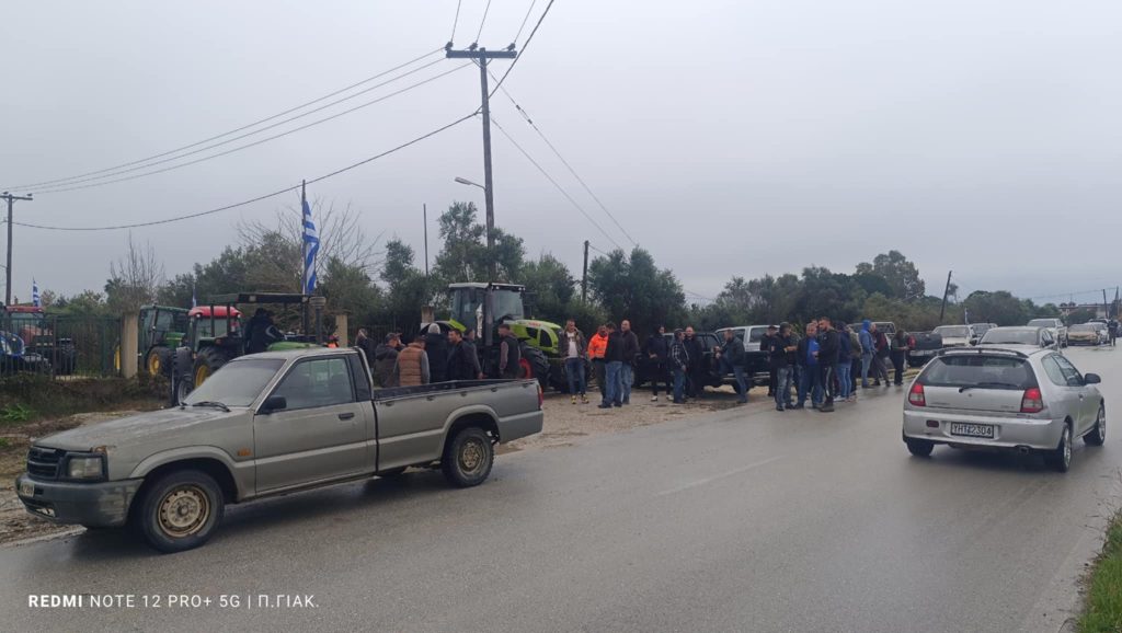 Ηλεία: Αγρότες έκλεισαν την Ε.Ο στο ύψος του Πύργου και των Λεχαινών – Έριξαν γάλα στον δρόμο έκαψαν σανό