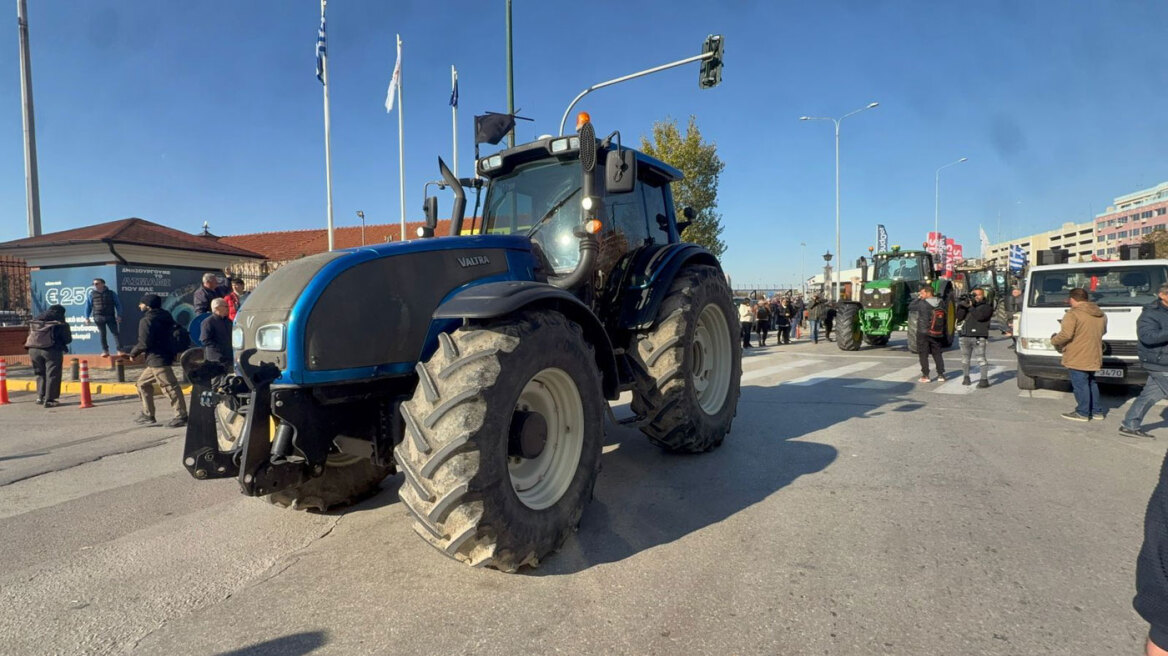 Με τρακτέρ, κόρνες και καπνογόνα διέσχισαν τη Θεσσαλονίκη και έφτασαν στο λιμάνι οι αγρότες, κλειστές οι πύλες