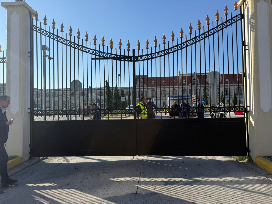 Με τρακτέρ, κόρνες και καπνογόνα διέσχισαν τη Θεσσαλονίκη και έφτασαν στο λιμάνι οι αγρότες, κλειστές οι πύλες