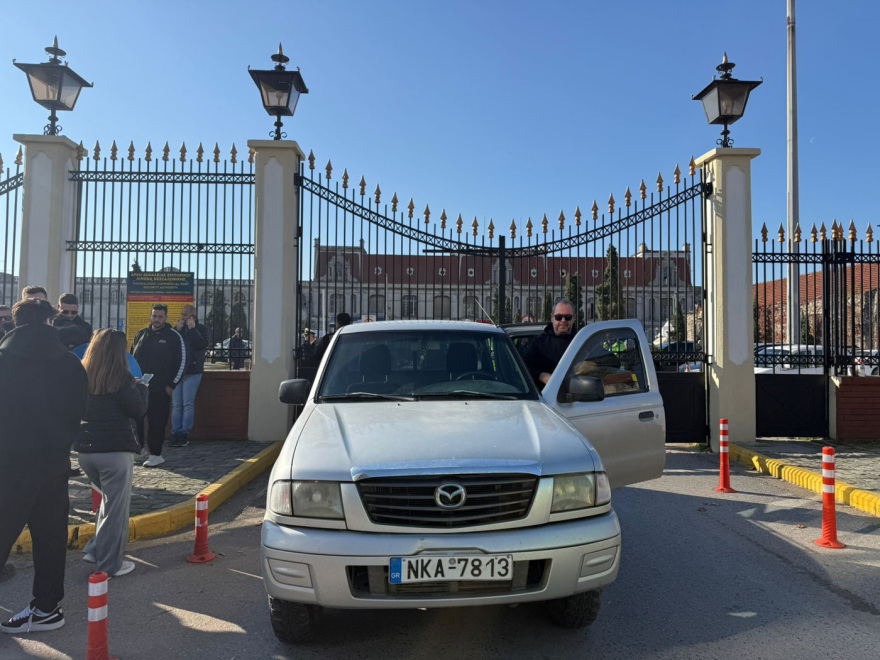 Με τρακτέρ, κόρνες και καπνογόνα διέσχισαν τη Θεσσαλονίκη και έφτασαν στο λιμάνι οι αγρότες, κλειστές οι πύλες