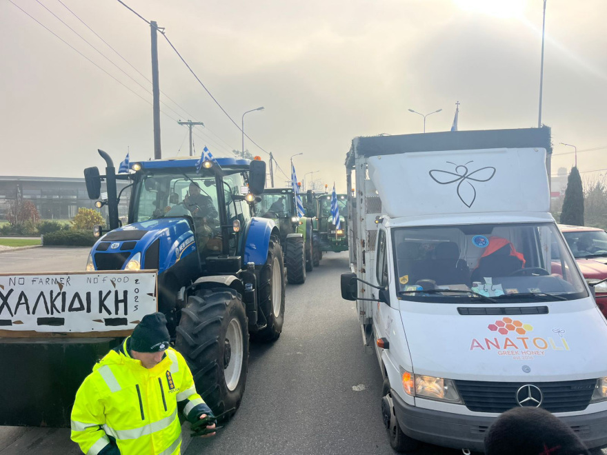 Με τρακτέρ, κόρνες και καπνογόνα διέσχισαν τη Θεσσαλονίκη και έφτασαν στο λιμάνι οι αγρότες, κλειστές οι πύλες