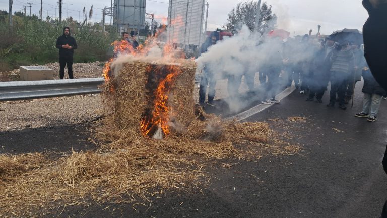 Ηλεία: Αγρότες έκλεισαν την Ε.Ο στο ύψος του Πύργου και των Λεχαινών – Έριξαν γάλα στον δρόμο έκαψαν σανό