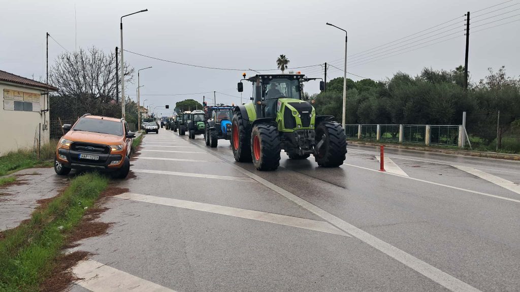 Ηλεία: Αγρότες έκλεισαν την Ε.Ο στο ύψος του Πύργου και των Λεχαινών – Έριξαν γάλα στον δρόμο έκαψαν σανό