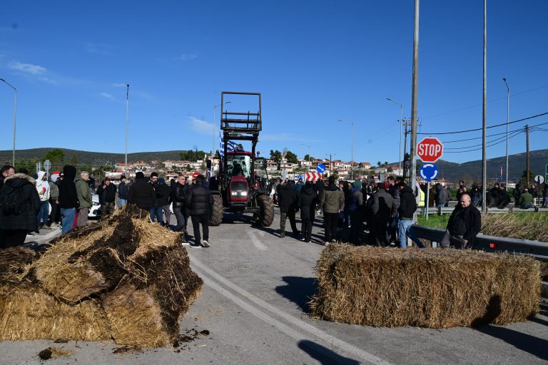 Το ΕΡΤnews στα μπλόκα: Οι αγρότες κλείνουν εθνικές οδούς, διόδια, σήραγγες