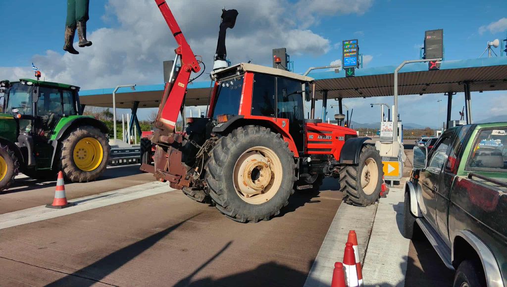 Το ΕΡΤnews στα μπλόκα: Οι αγρότες κλείνουν εθνικές οδούς, διόδια, σήραγγες