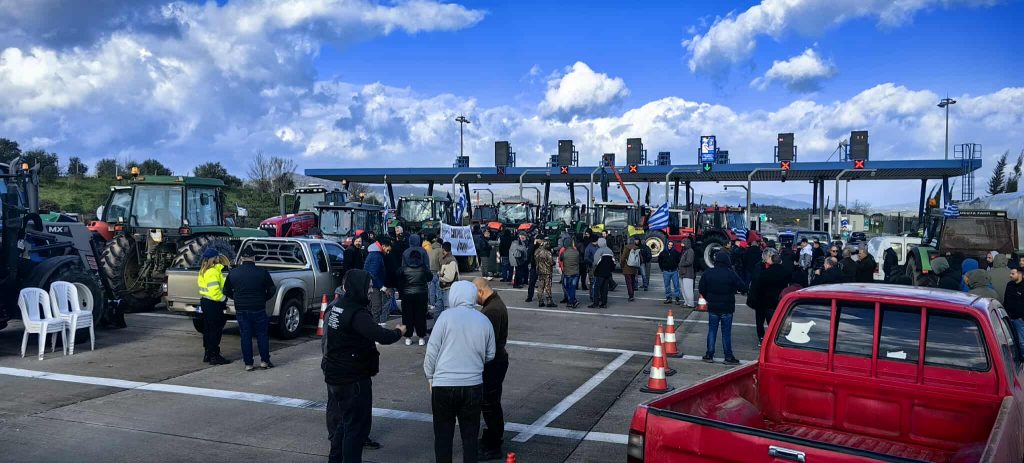 Το ΕΡΤnews στα μπλόκα: Οι αγρότες κλείνουν εθνικές οδούς, διόδια, σήραγγες