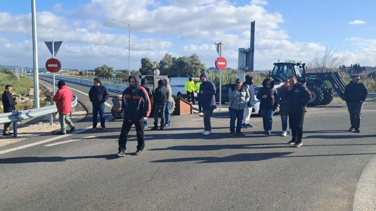 Το ΕΡΤnews στα μπλόκα: Οι αγρότες κλείνουν εθνικές οδούς, διόδια, σήραγγες