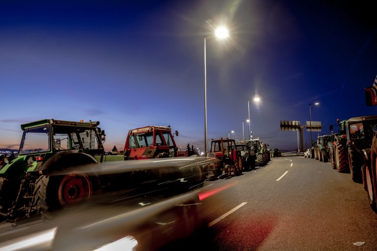 Τι αποφάσισαν οι «σκληροί» των μπλόκων – Αποχωρούν σταδιακά τα τρακτέρ, πρόταση να «κατέβουν» στην Αθήνα