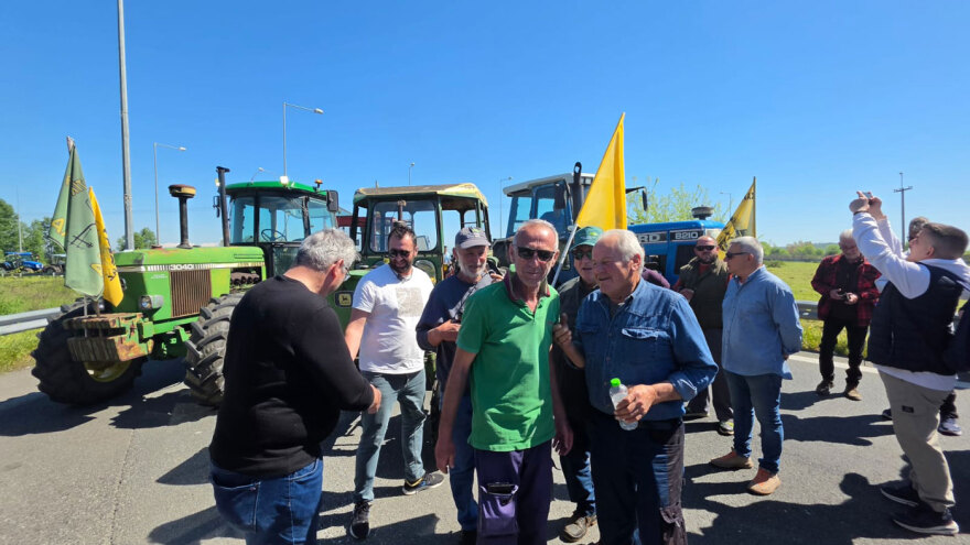 Αγρότες με τρακτέρ κατευθύνονται στον Ε65: Διαμαρτύρονται για ΟΠΕΚΕΠΕ και το αυξημένο κόστος παραγωγής, δείτε εικόνες