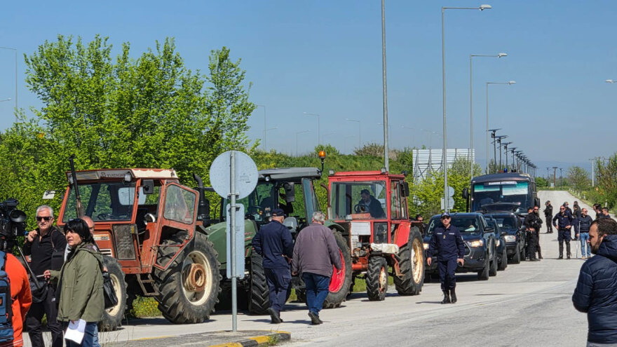 Αγρότες με τρακτέρ κατευθύνονται στον Ε65: Διαμαρτύρονται για ΟΠΕΚΕΠΕ και το αυξημένο κόστος παραγωγής, δείτε εικόνες