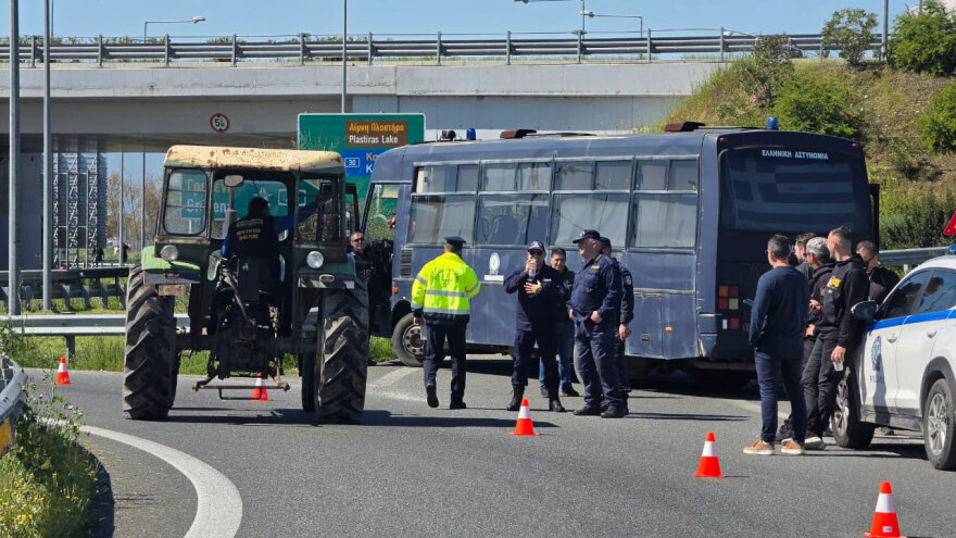 Αγρότες με τρακτέρ κατευθύνονται στον Ε65: Διαμαρτύρονται για ΟΠΕΚΕΠΕ και το αυξημένο κόστος παραγωγής, δείτε εικόνες