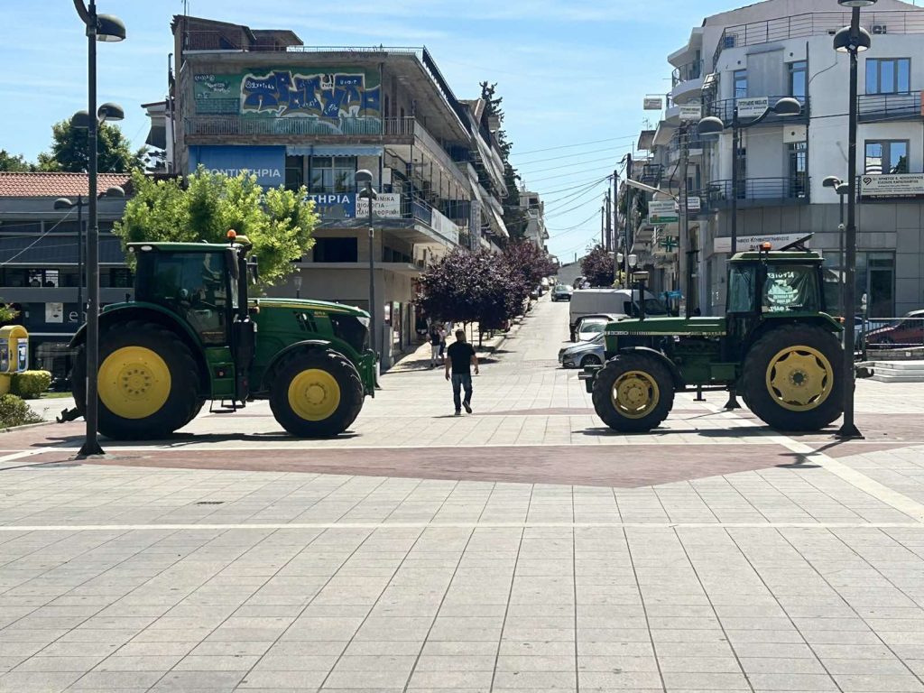 Βγήκαν τα τρακτέρ στα Φάρσαλα – Θα παραμείνουν μέχρι αύριο στο κέντρο της πόλης
