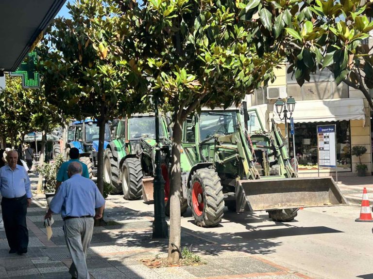 Βγήκαν τα τρακτέρ στα Φάρσαλα – Θα παραμείνουν μέχρι αύριο στο κέντρο της πόλης