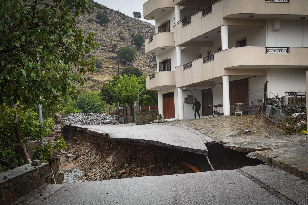 Η επόμενη ημέρα της καταστροφής: Κυβερνητικό κλιμάκιο στην Κρήτη και αυτοψία στις πληγείσες περιοχές – Τα πρώτα μέτρα που ανακοινώθηκαν